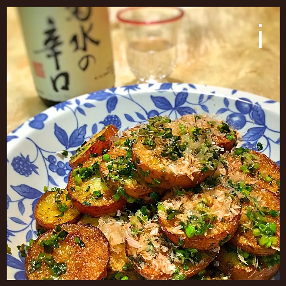 Snapdishの料理写真:じゃがいものアサツキ&おかかまみれ 【Fried potatoes dusted w/ Japanese chive and bonito flakes 】|izoomさん