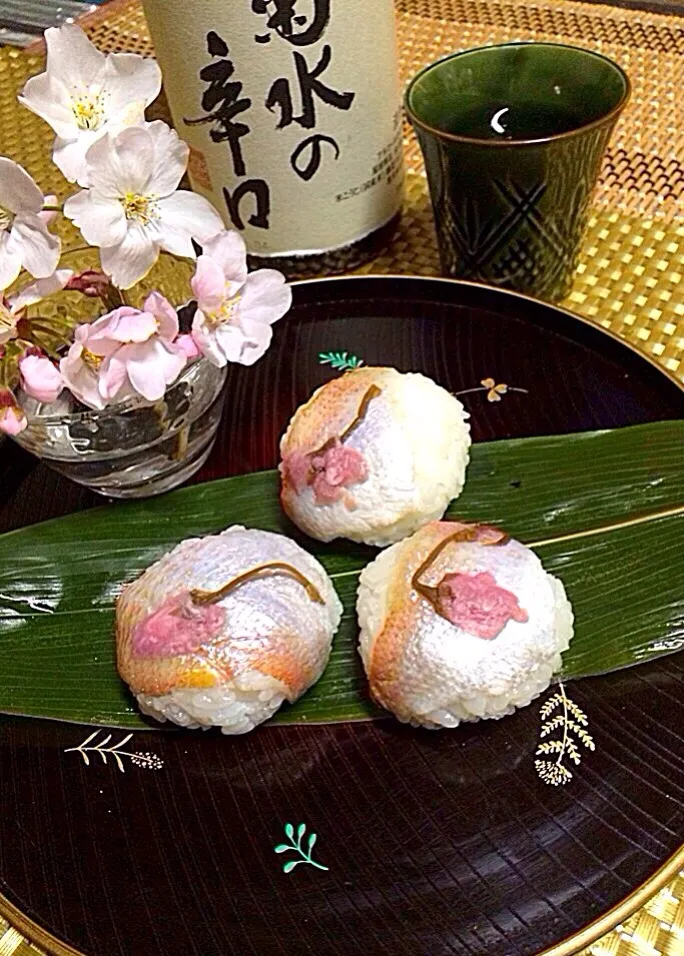 Snapdishの料理写真:小鯛と桜の手まり                              桜見物しながら桜をいただく幸せ...🌸🌸|🌿ぴぴさん