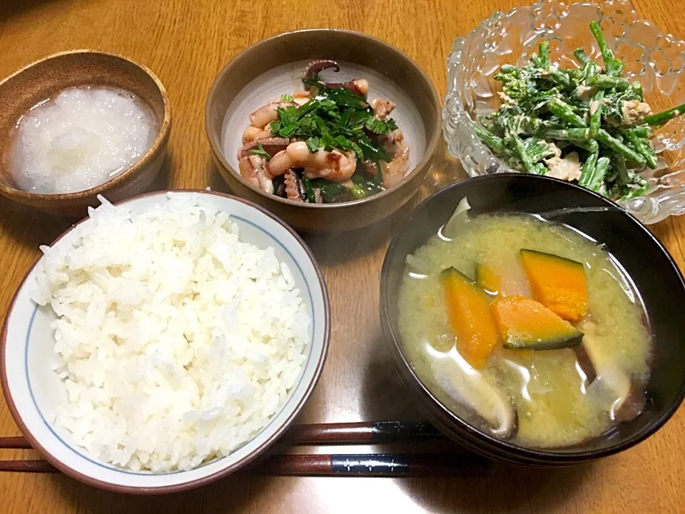 ごはん
かぼちゃと玉ねぎとしいたけの味噌汁
大根おろし
ゲソの炒めもの
菜の花のツナマヨネーズ和え|Daisuke  Ikebeさん