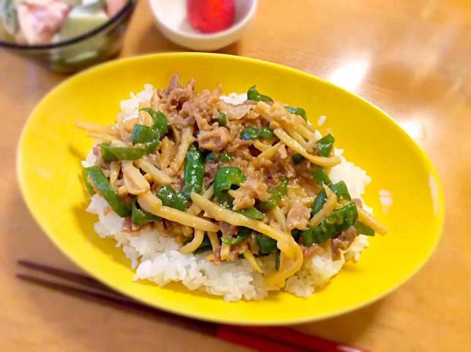 Snapdishの料理写真:レンチンするだけのチンジャオロース丼|うちごはんさん