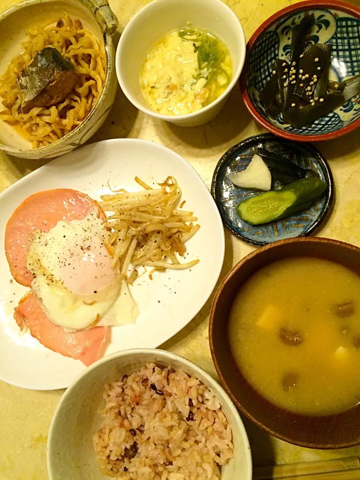 切り干し大根と鯖の液体塩こうじ煮、ハムエッグ、ひよこ豆とメカブの茶碗蒸し、なめこと豆腐のお味噌汁、雑穀米、糠漬け|MIEKO 沼澤三永子さん