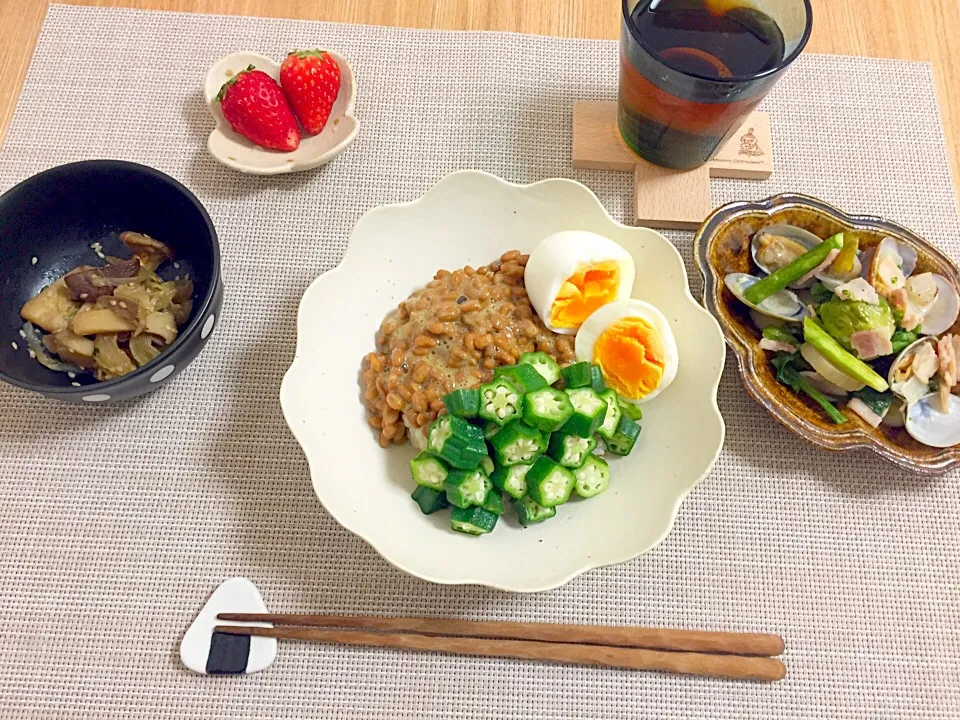 Snapdishの料理写真:仕事帰りの簡単ねばねば丼&あさりと春野菜のクリーム煮&こんにゃく麺の胡麻味噌炒め
(ねばねば丼以外は作り置き♡)|ねっぴさん