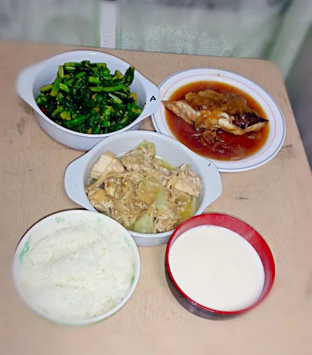 魚の煮付け
鳥とエノキ茸の蒸し焼き
菜の花の酢の物
ミルクスープ人参入れ|時雨さん