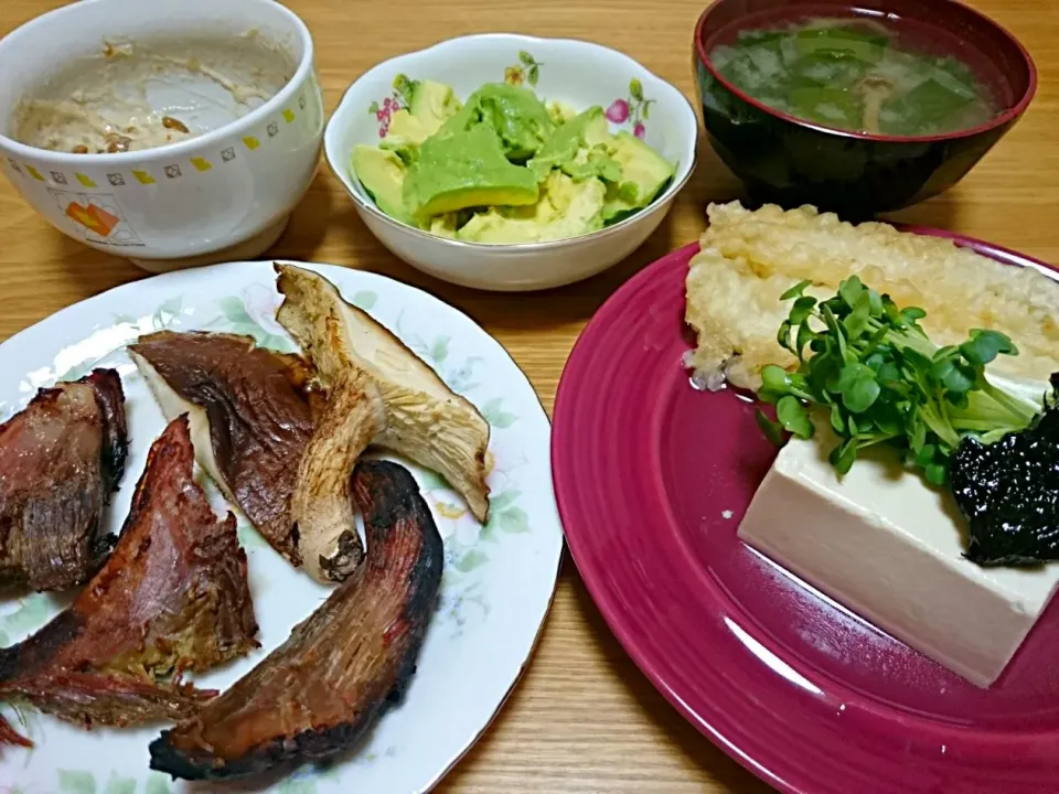 イノシシ肉としいたけの焼き物　豆腐　アボカドの簡単料理|Shinji Matsuokaさん