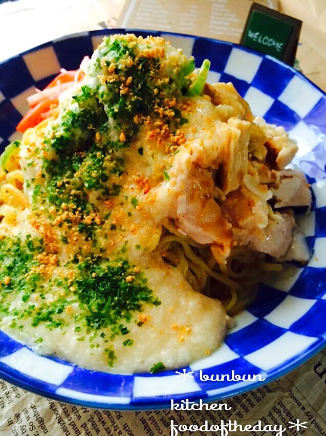 とろろ&蒸し鶏のゴマだれ♡冷やしうどん|ハナたなさん