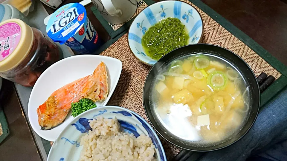 鮭かま&めかぶ&豆腐の味噌汁|まぐろさん