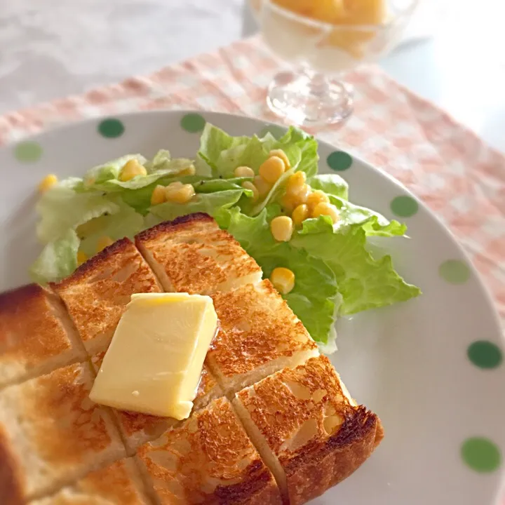 焼き立て食パンでバタートースト♡|はるかさん