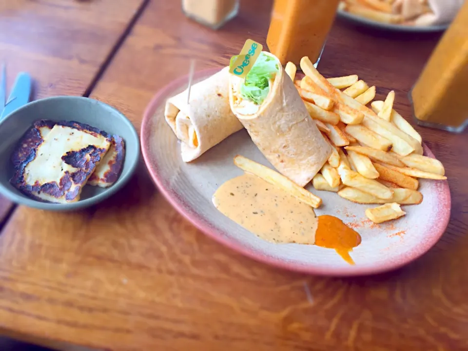 Nandos Lemon And Herb Chicken Wrap with Piri Piri Chips and Halloumi|Harriet Pritchardさん