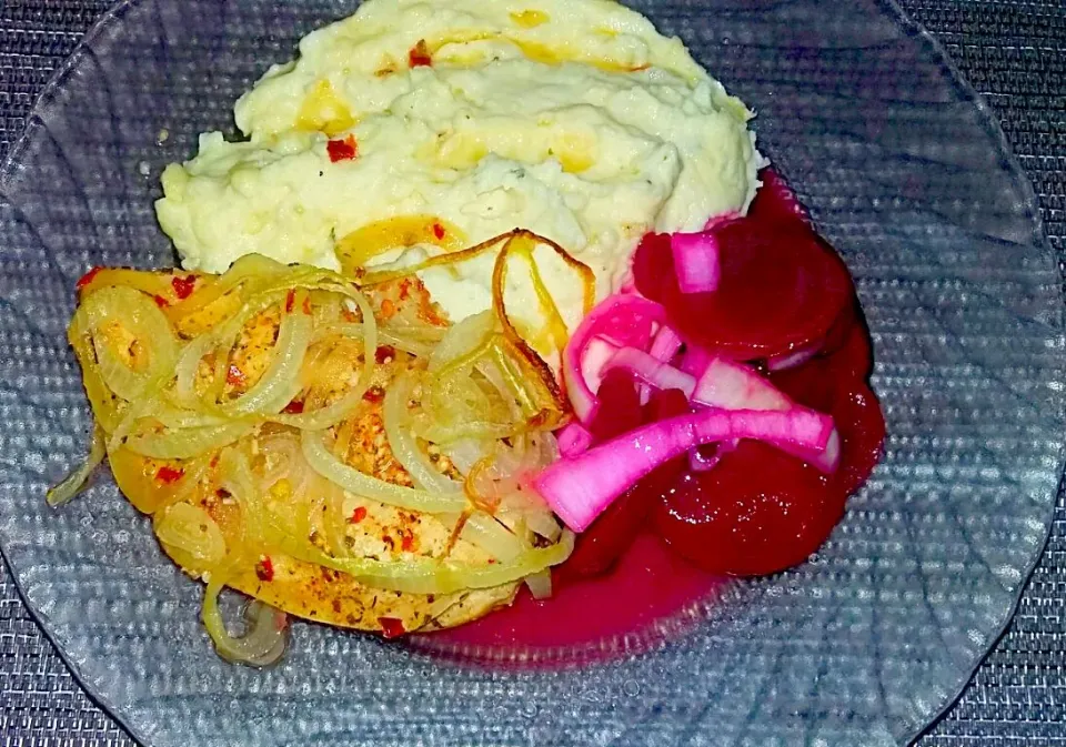 Baked Chicken Breast Garlic Mashed Potatoes and Pickled Beets.|Juan Simmsさん