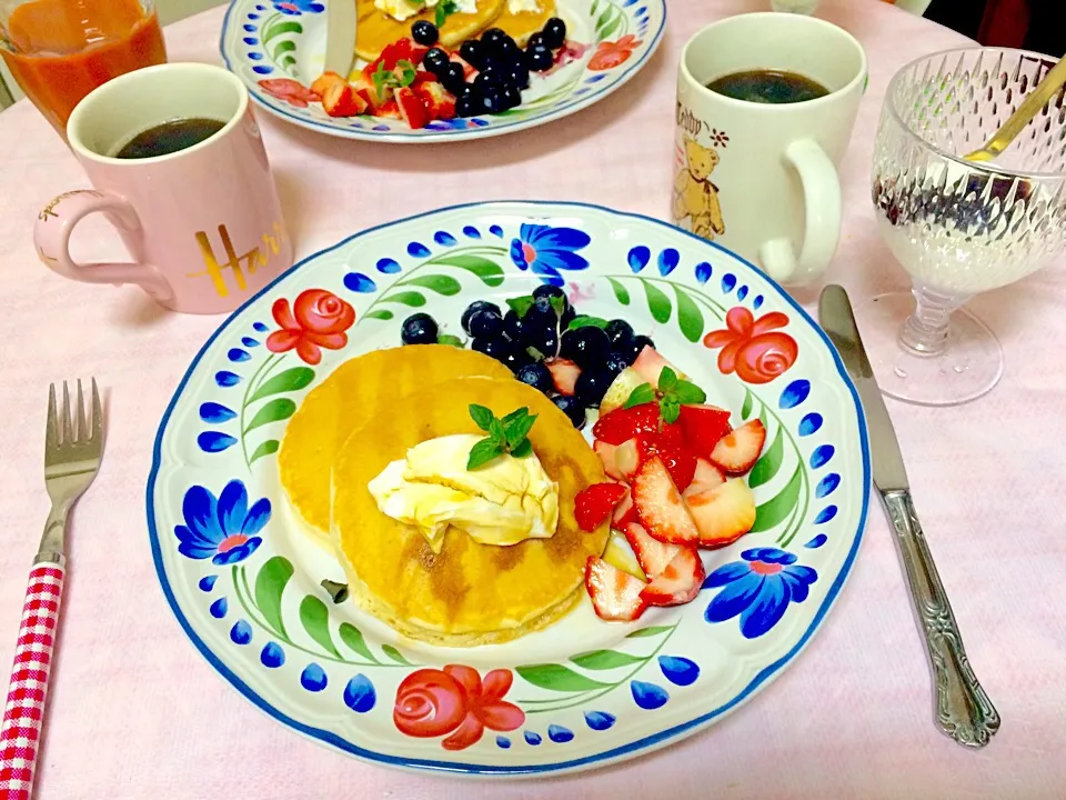 マスカルポーネでパンケーキフルーツ添え💕消化にいいように今日は野菜ジュースで。|ナタママさん