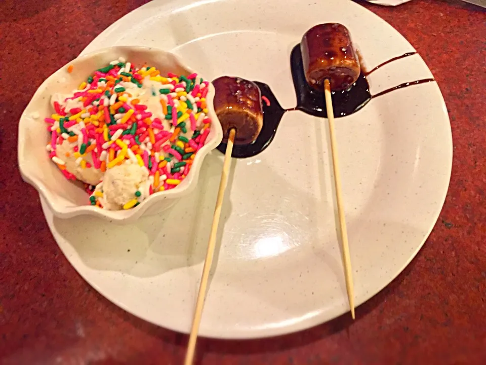 Chocolate chip ice cream with sprinkles & chocolate covered marshmallows|lay changさん