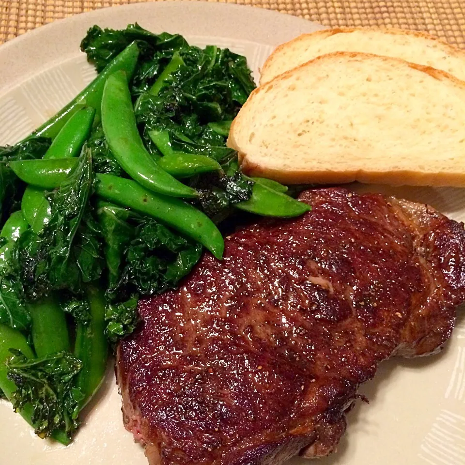 Dinner
KC Strip steak, kale, sugar snap peas and home baked bread.|Nanaさん