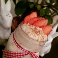 Rice pudding with cinnamon and strawberries.|oktokkiさん