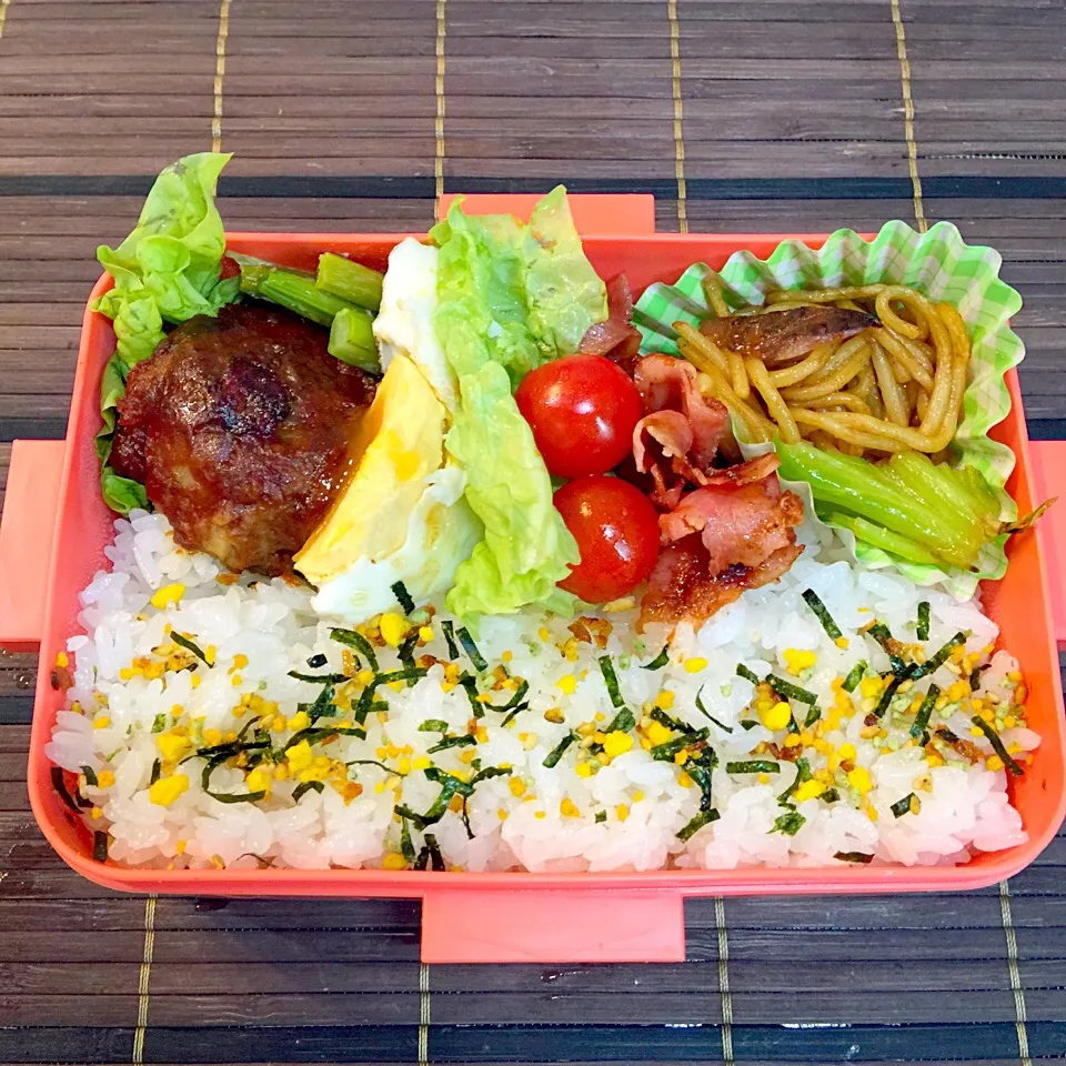 今日の息子のお弁当

ロコモコ弁当〜
豚ひき肉と野菜のハンバーグ
焼きそば
目玉焼き
ベーコン
アスパラガス
プチトマト|りんりんさん