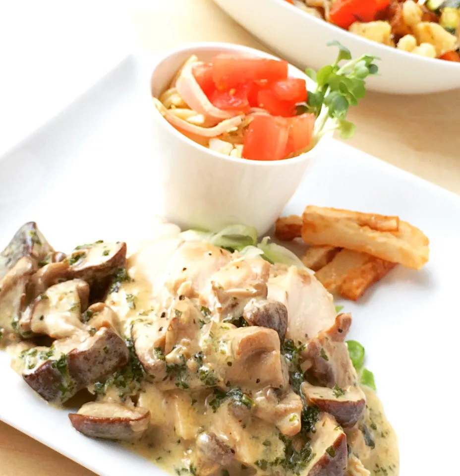 Chicken stake with champignon sauce！ 
今日、水曜日、いずみちゃんのシークレットランチは！
チキンのシャンピニオンソース！|心斎橋  C Flat Cafeさん