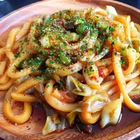 Snapdishの料理写真:今日のお昼は
春キャベツの和風焼きうどん|ようさん