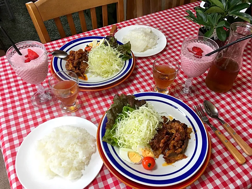 Lunch beef slice bbq plate with mixed vegetables and strawberry smoothies 🙏|Babyluv Cabrera Ocampoさん