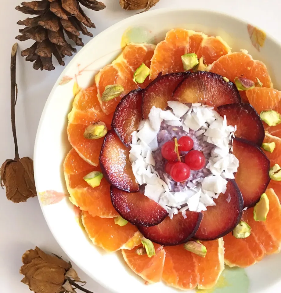 Maqui oats with oranges, plums, coconut flakes & pistachios|coxiella24さん