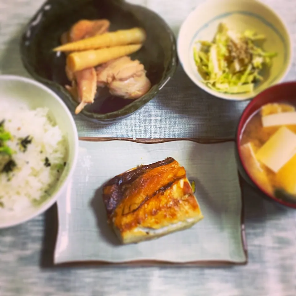 Snapdishの料理写真:朝ごはん
鶏と筍の炊き合わせ、
長芋とキャベツと塩こぶとゴマの和え物、
豆腐とわかめの味噌汁、
鯖、
ご飯に枝豆ふりかけ|やまもと みちえさん