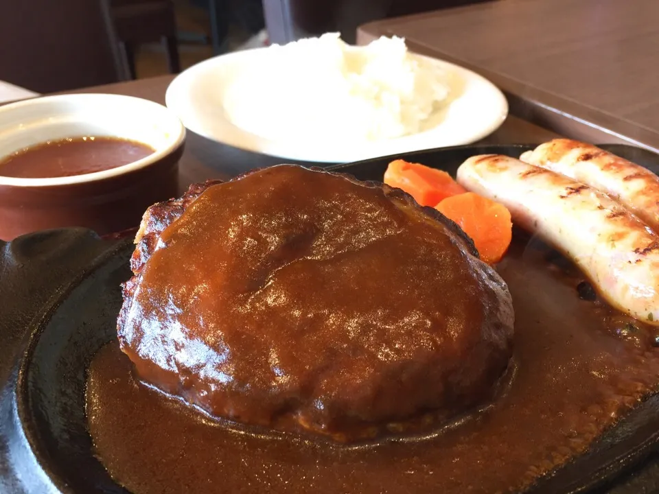 Snapdishの料理写真:フォルクス豊洲店 ハンバーグ＆ソーセージグリルランチ|ddr3rdmixさん