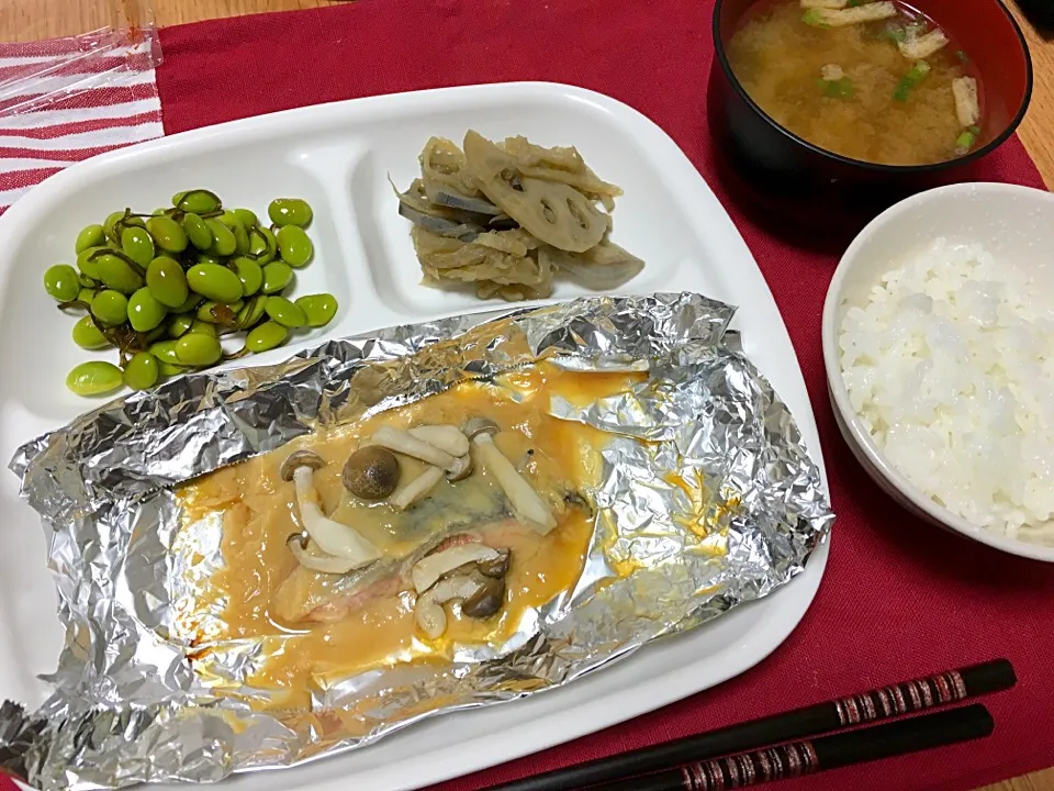 Snapdishの料理写真:サーモンのホイル焼き
枝豆塩昆布
根菜のきんぴら|まりさん