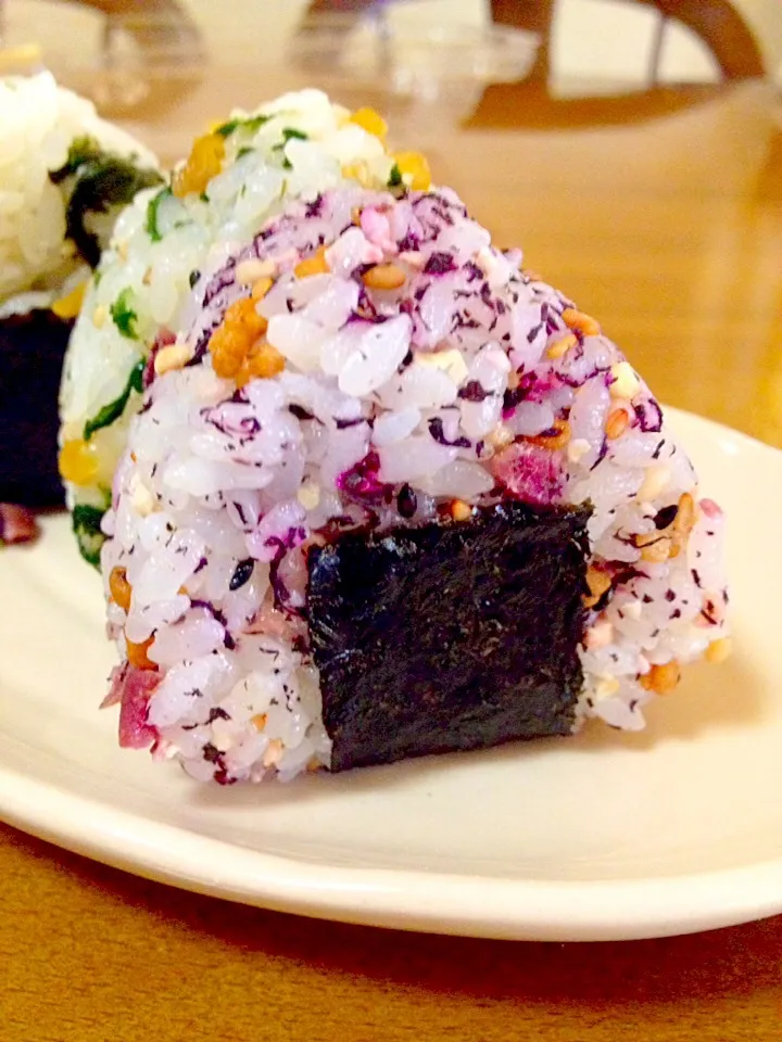 玄米あられ入り✨ゆかりとカリカリ梅入りおむすび🍙これ又食べ過ぎに注意👷|まいりさん