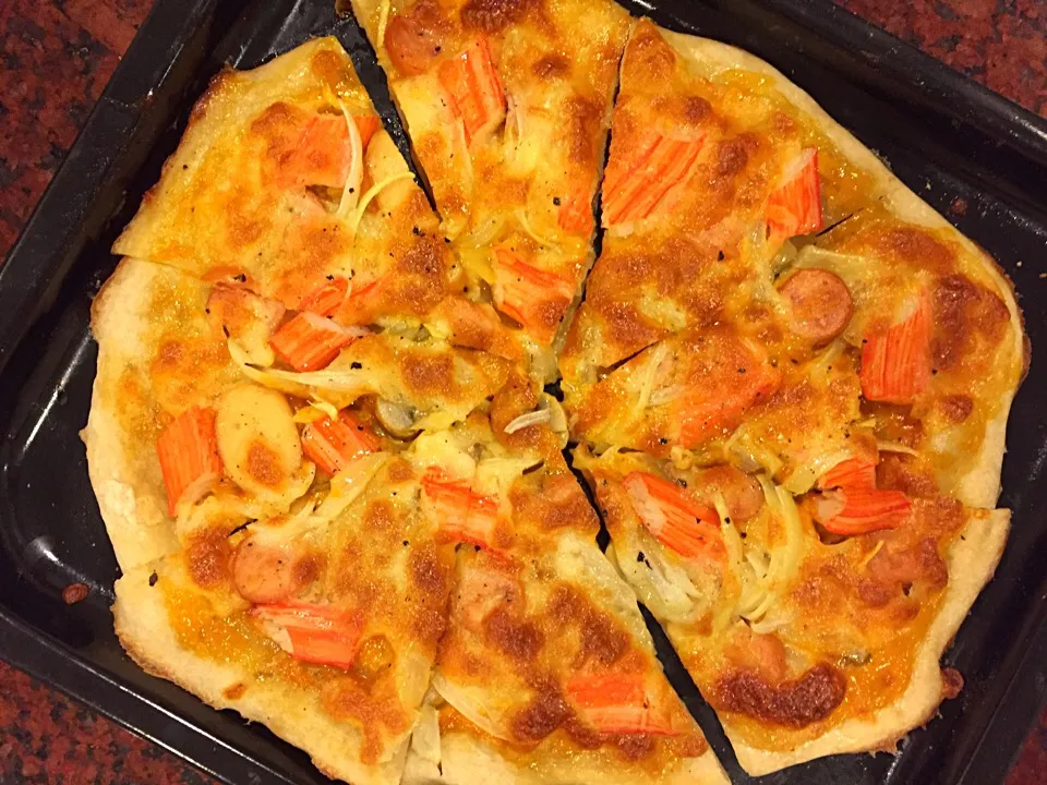 Crispy-thin pizza with thousand island sauce🍕|yongyongさん