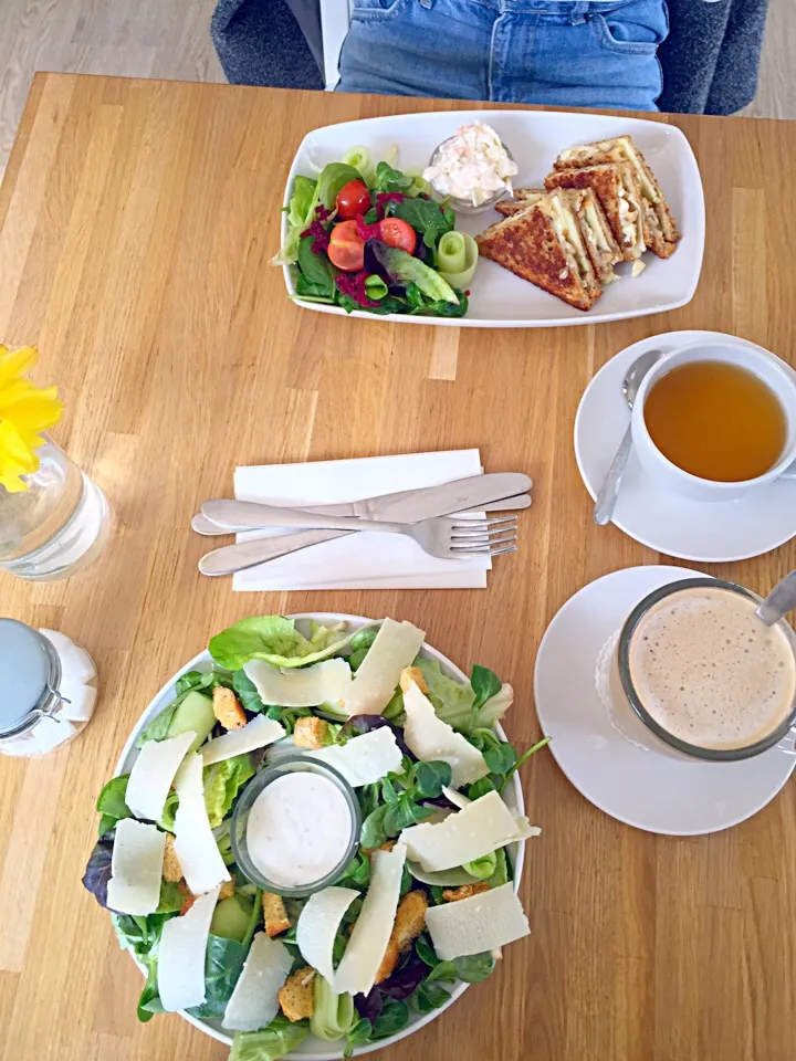 Caesar Salad, Brie, Apple and Walnut Toastie|Harriet Pritchardさん