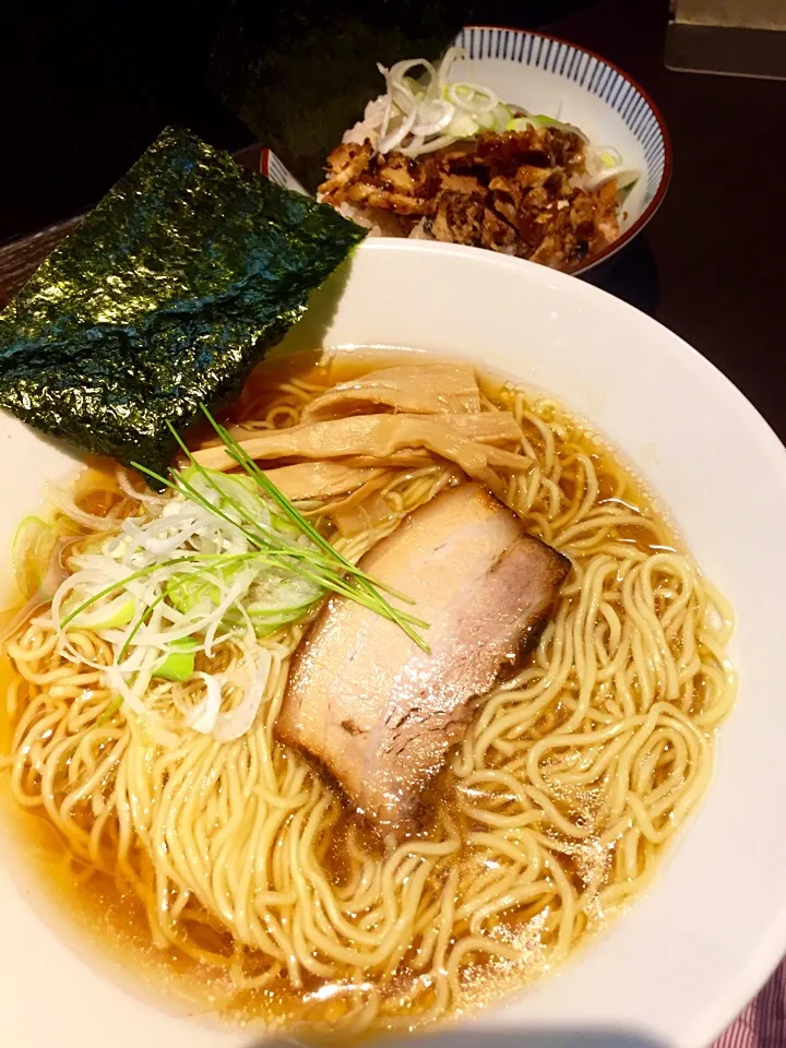 Snapdishの料理写真:きみの醤油ラーメンとチャーシューご飯|yさん