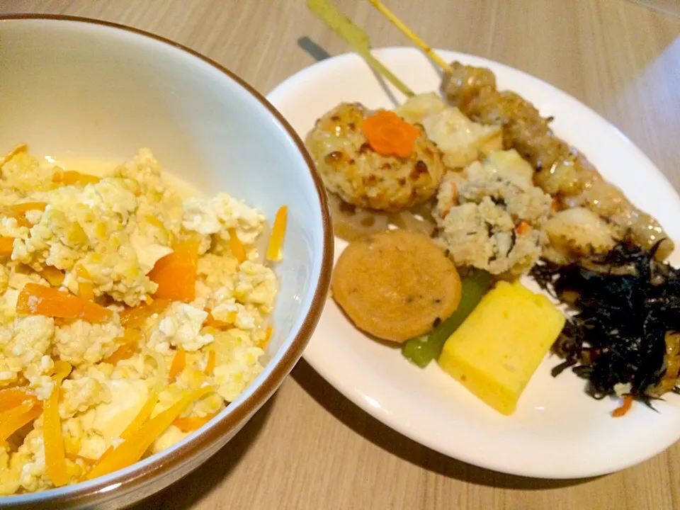 夜ごはん お豆腐で卵とじ、ひじきの煮付け、がんもとふきの煮物、ヘルシーハンバーグ、焼き鳥屋さんで軟骨串。|きむらゆりかさん