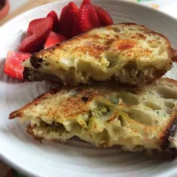 Sourdough grilled cheese with homemade pesto and Gouda 🌿🍓|oktokkiさん