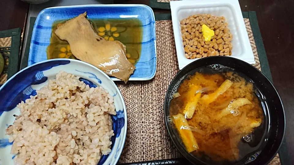 Snapdishの料理写真:鰈の煮付け&納豆&玉ねぎの味噌汁|まぐろさん