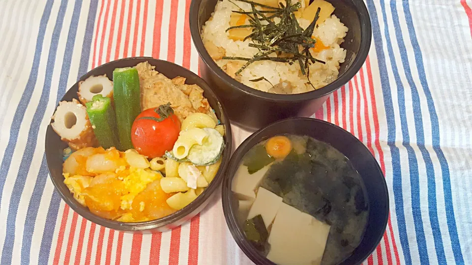 お弁当。炊き込みご飯風混ぜご飯とエビチリ卵ともやしつくねとマカロニサラダとお味噌汁。|エリカさん