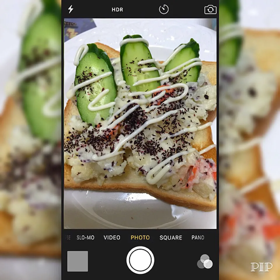 ココナッツオイルを塗った食パンにポテトサラダとキュウリ、ゆかりをふりかけました。|H.Kさん