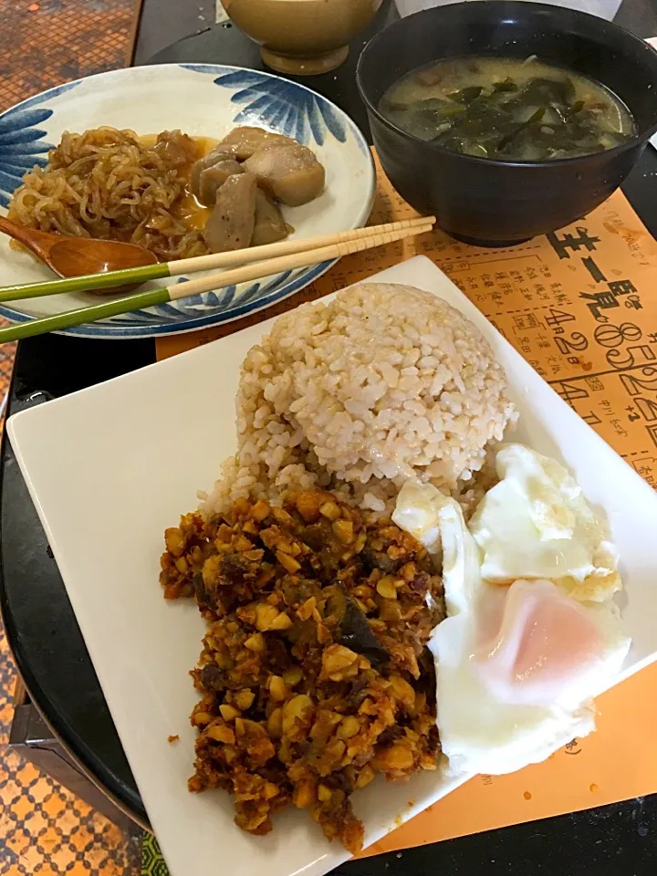 ドライカレー (キドニービーンズと大豆となす)目玉焼き なめこ 白滝 里芋|ざきさん