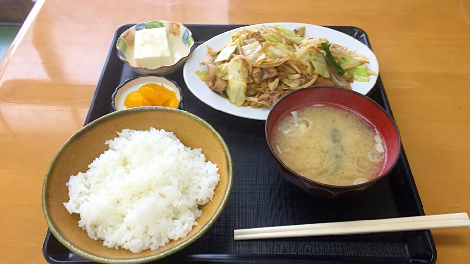 Snapdishの料理写真:肉野菜炒め定食|ケンケンさん