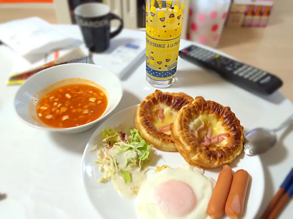 Snapdishの料理写真:朝ごはん^o^

部屋の汚さ（笑）|Moemi Saさん