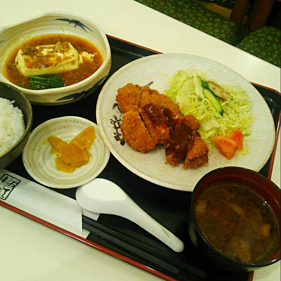 ランチ。ひれかつと、麻婆豆腐|大石さん