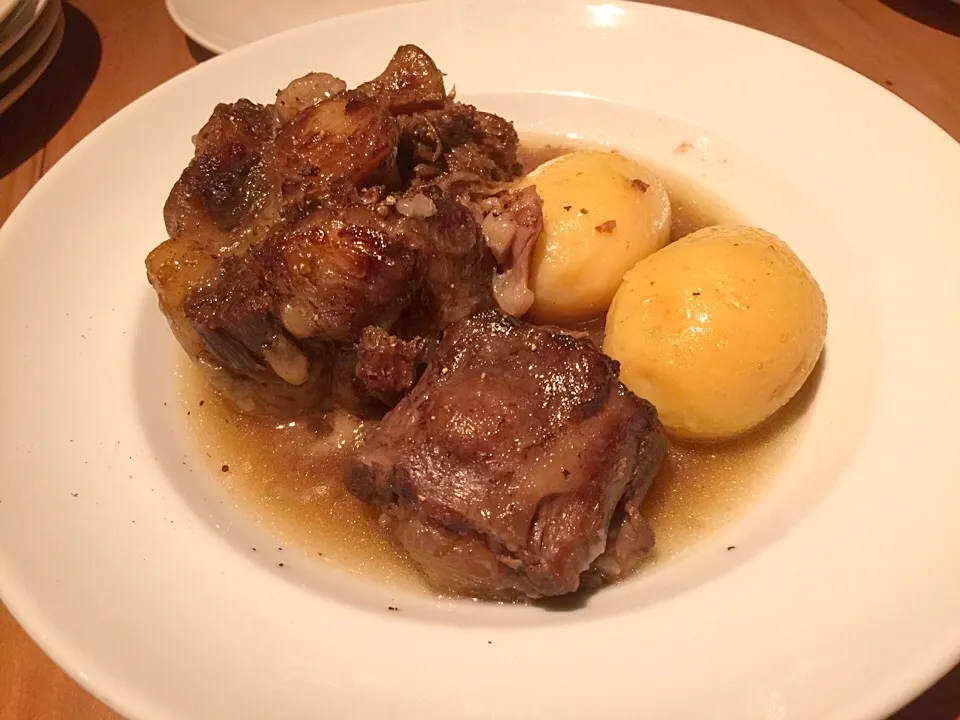 黒毛和牛😋テール✨グツグツ煮込みこと4時間☺️
ホロホロ〜とほどけるよーお肉が〜😍😍😍
ワイン食堂🍷Bacco😋|きのすけ〜さん