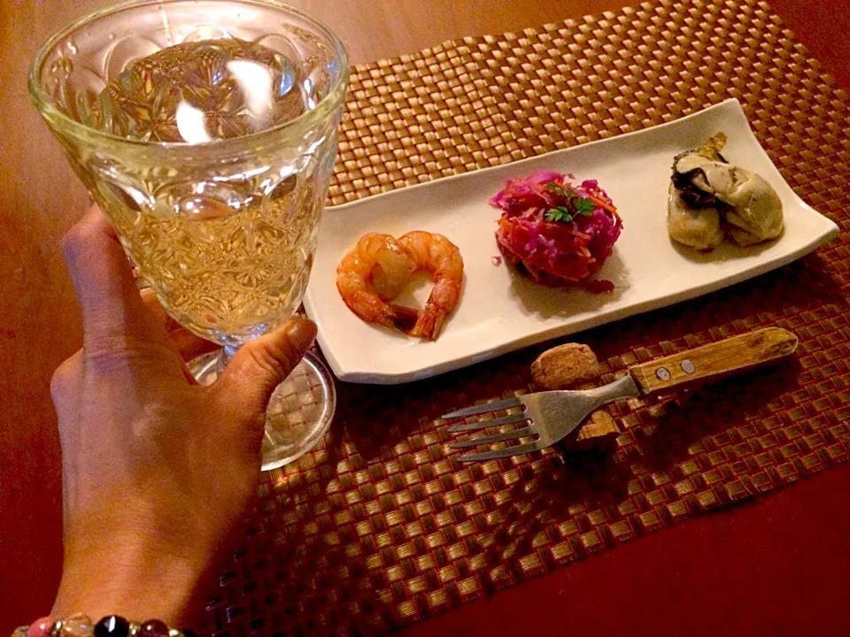 Snapdishの料理写真:attends un moment☝️"ちょっとこれで待っててね🍷🇫🇷海老のﾚﾓﾝﾌﾚｰﾊﾞｰﾏﾘﾈ･赤ｷｬﾍﾞﾂ&ｷｬﾛｯﾄ ﾗﾍﾟ･牡蠣のｿﾃｰ|🌈Ami🍻さん