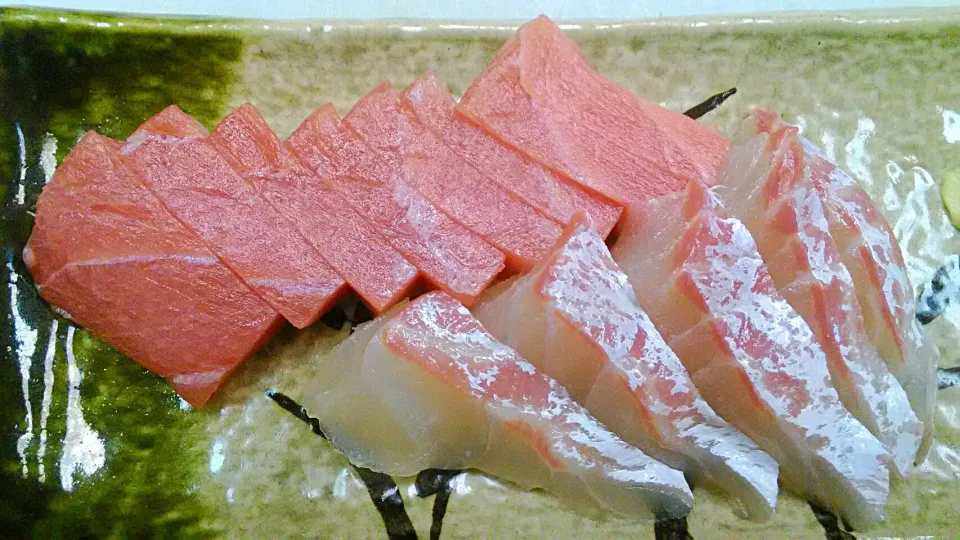 賄い
残り物のマグロと鯛
ワサビと醤油のブッ掛けで
#勝丸寿司|勝丸寿司さん