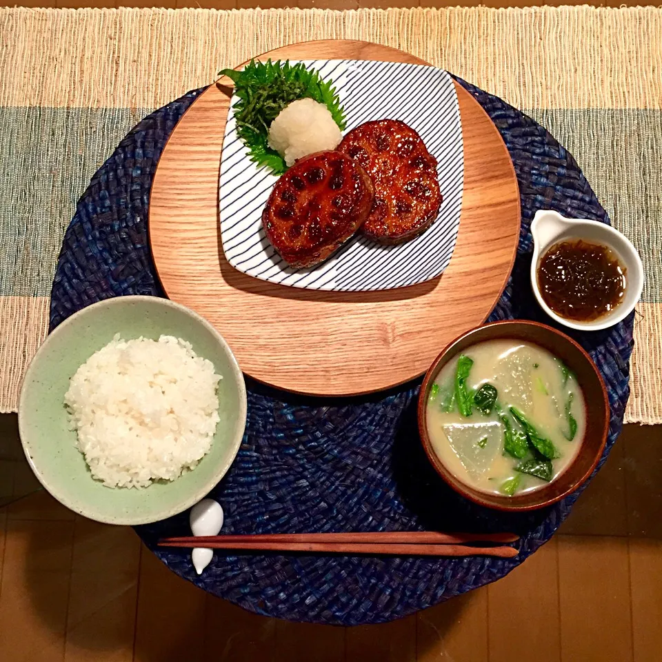 Snapdishの料理写真:れんこんハンバーグ 、かき菜と大根の味噌汁 、もずく酢|mapleさん