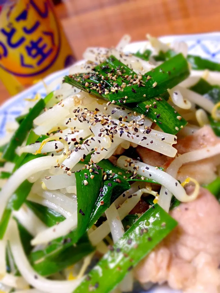 もやしとにらの炒め物（豚ばら入り）
野菜の風味と豚肉の旨味が相まって、なかなかイイですね (￣▽￣)|赤いウインナーさん