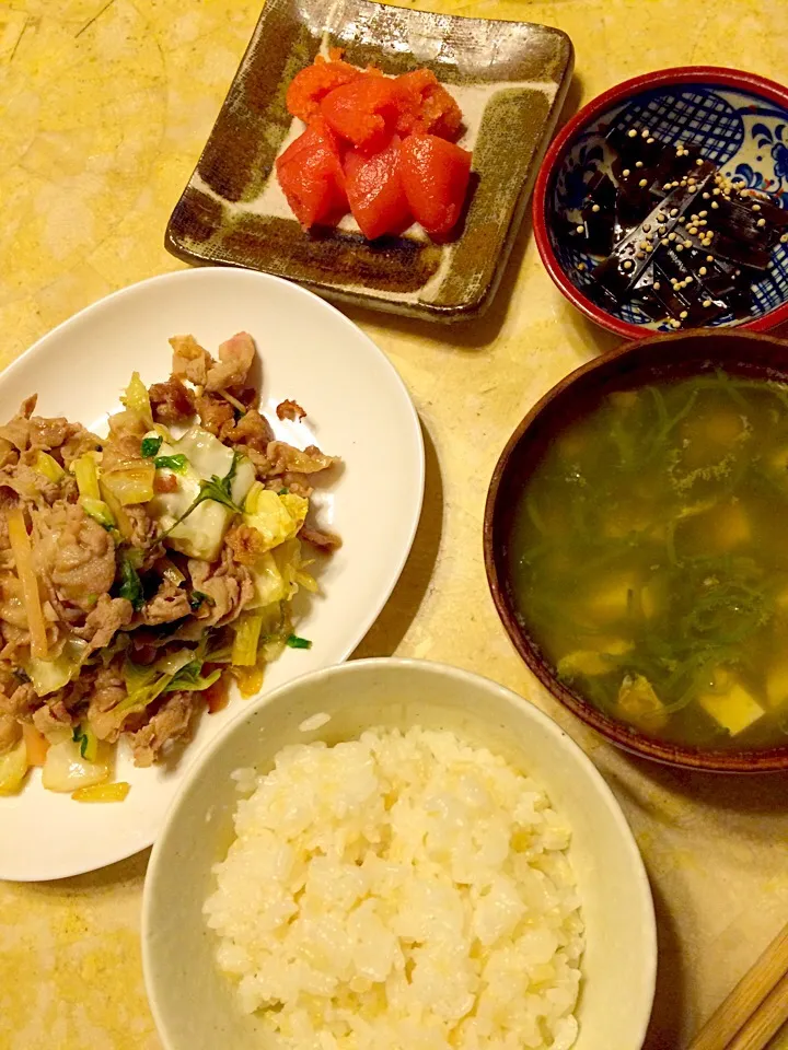 液体塩こうじでサッパリ豚肉と野菜の甘酢ショウガ炒め、たらこ、お手製煮昆布、メカブと豆腐のお味噌汁|MIEKO 沼澤三永子さん