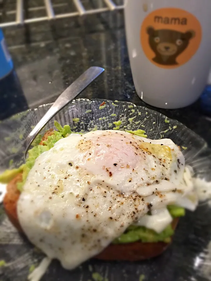 Avocado Toast and Cage Free Egg|JR Mooreさん