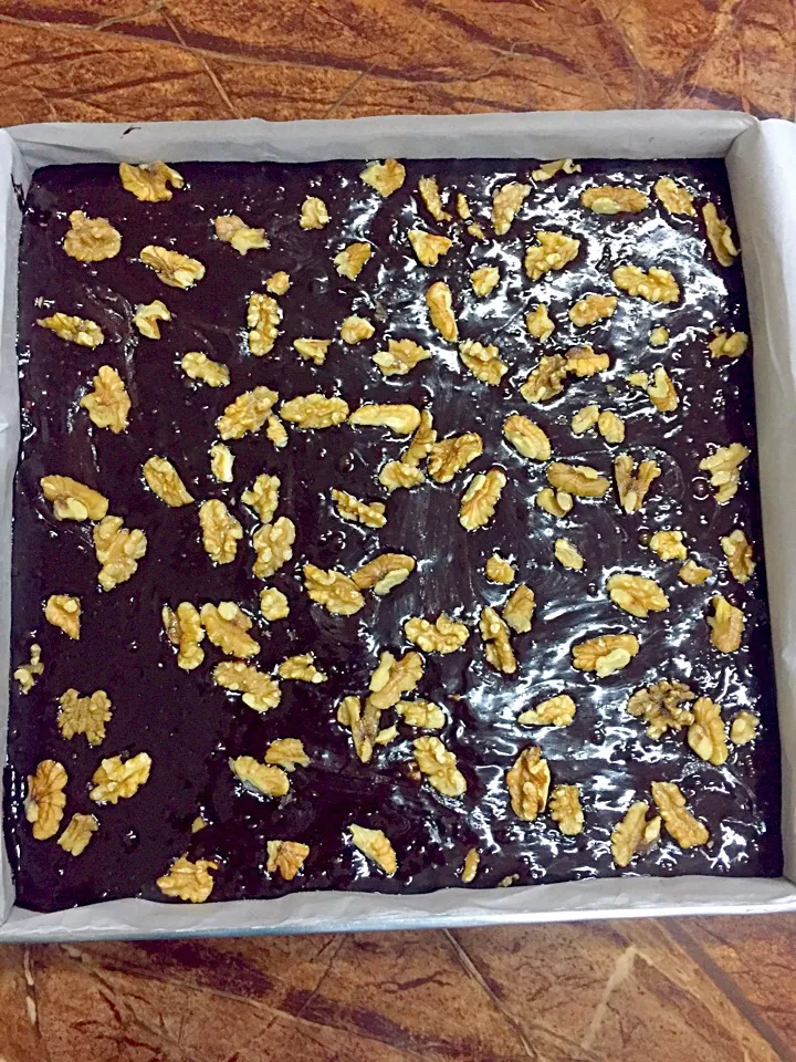 Walnut brownies going into the oven 😅|Amy Aliyyaさん