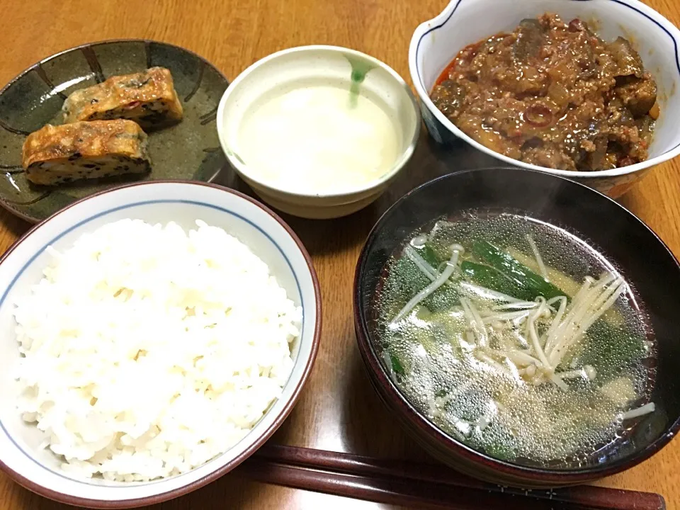 Snapdishの料理写真:白米
麻婆茄子
キャベツとえのきとニラの中華スープ
梅ひじき入り卵焼き
大根おろし|Daisuke  Ikebeさん