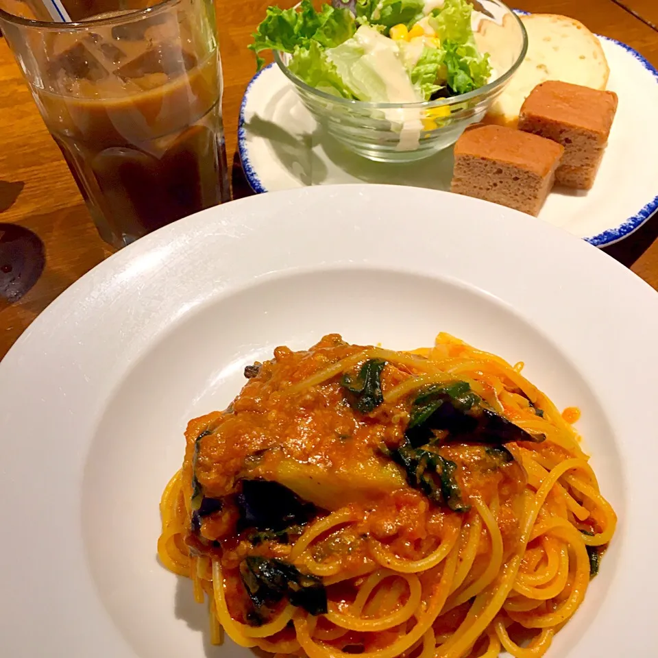 Snapdishの料理写真:0331カプリチョーザ  ほうれんそうと茄子のミートソースパスタランチ1150|もてぃーさん