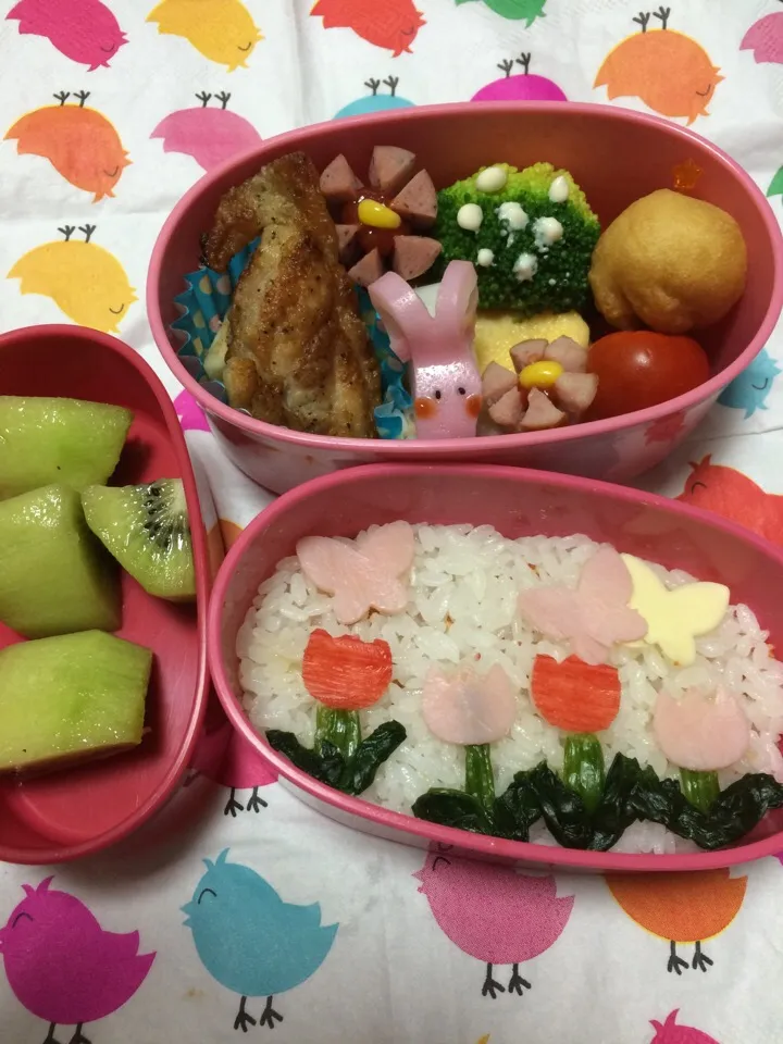 学童弁当〜体調悪いのと疲れから、作る気力全くおきず⤵︎⤵︎チューリップとちょうちょを貼っただけ（−＿−；）|こむぎさん