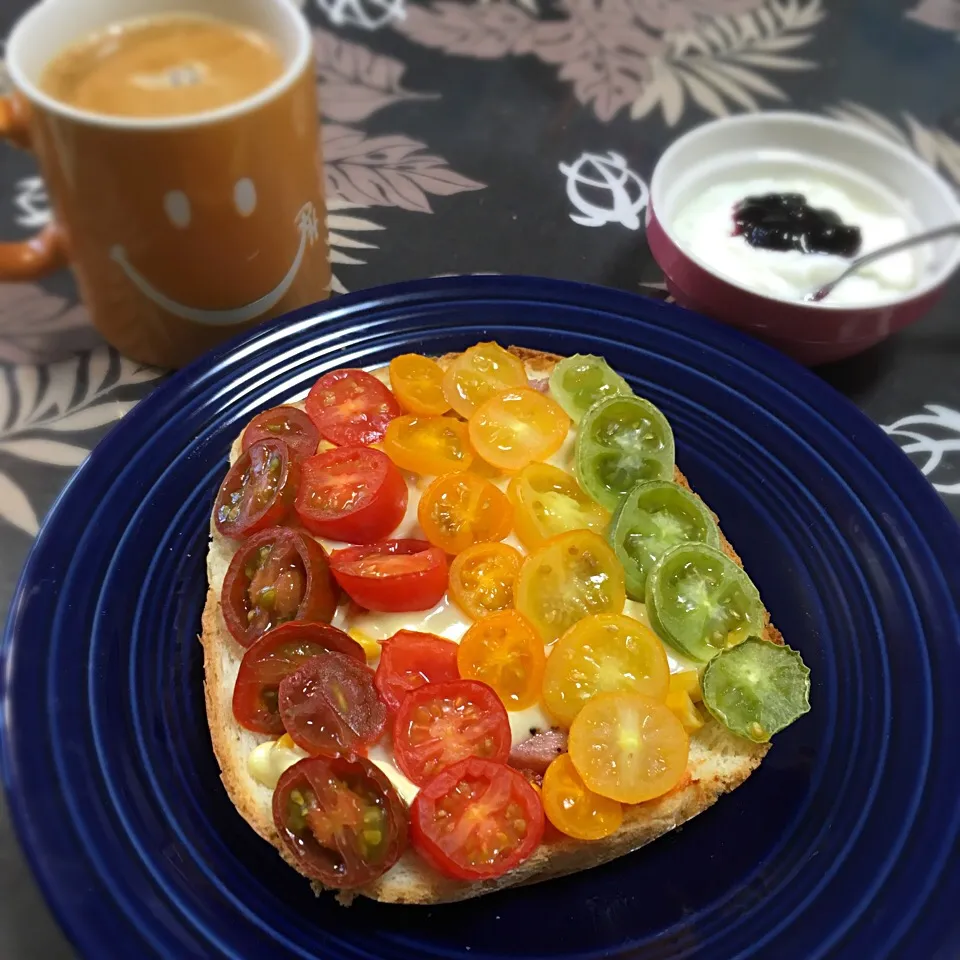 朝ごはん☀️
トマトたっぷり！！ピザトースト|かずみさん